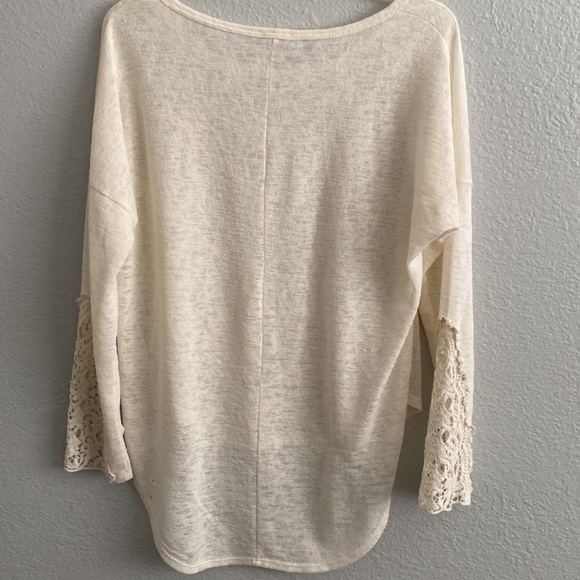 Cute top w/embroidered sleeves - Picture 5 of 9